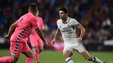 Enzo Fernandez (kanan) menghadapi bek Cultural Leonesa, Angel Bastos saat laga leg kedua babak 32 besar Copa del Rey di Santiago Bernabeu, Kamis (1/12). Enzo berhasil mencetak gol dalam debut di tim utama Real Madrid (AFP PHOTO / Javier Soriano)