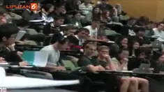 Ia merasa tingkahnya tersebut sudah aman karena menggunakan headset. Namun faktanya suara film yang ia tonton bocor dan diddengar oleh seluruh mahasiswa yang ada di dalam kelas bahkan sang dosen.