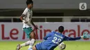 Pemain Timnas U-17 Indonesia, Arkhan Kaka Putra (kiri) mencoba memanfaatkan peluang mencetak gol saat menghadapi Palestina U-17 pada Kualifikasi Grup B Piala Asia U-17 2023 di Stadion Pakansari, Kab. Bogor, Jawa Barat, Jumat (7/10/2022). Laga kedua tim berlangsung sengit dan berakhir untuk keunggulan Timnas U-17 Indonesia dengan skor 2-0. (Liputan6.com/Helmi Fithriansyah)