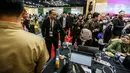 Menteri Komunikasi dan Informatika (Menkominfo) Budi Arie Setiadi berbincang saat meninjau Media Center KTT ke-43 ASEAN di Jakarta Convention Center (JCC), Selasa (5/9/2023). (Liputan6.com/Faizal Fanani)