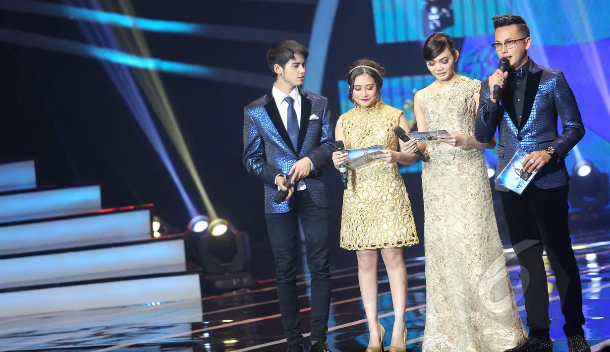 Acara Liputan 6 Awards 2015 semakin meriah dengan dipandu oleh para host Andhika Pratama, Aliando Syarief, Prilly Latuconsina, dan Rina Nose di Studio Emtek, Jakarta, Rabu (20/5). (Liputan6.com/Faisal R Syam)