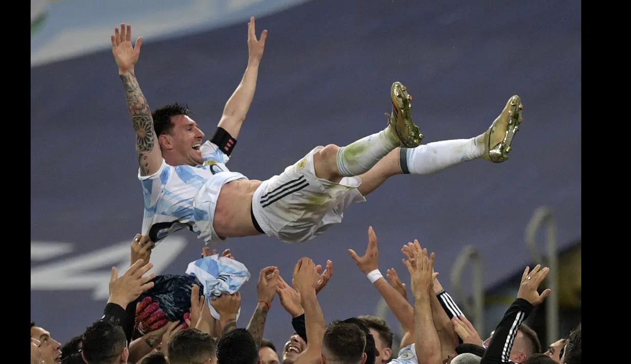 Lionel Messi akhiri kutukan bersama Timnas Argentina. Untuk kali pertama ia merasakan titel juara pada level timnas senior. Kepastian di atas didapat setelah Timnas Argentina mengalahkan tuan rumah Brasil dengan skor 1-0 pada final Copa America 2021. (AFP/Carl de Souza)