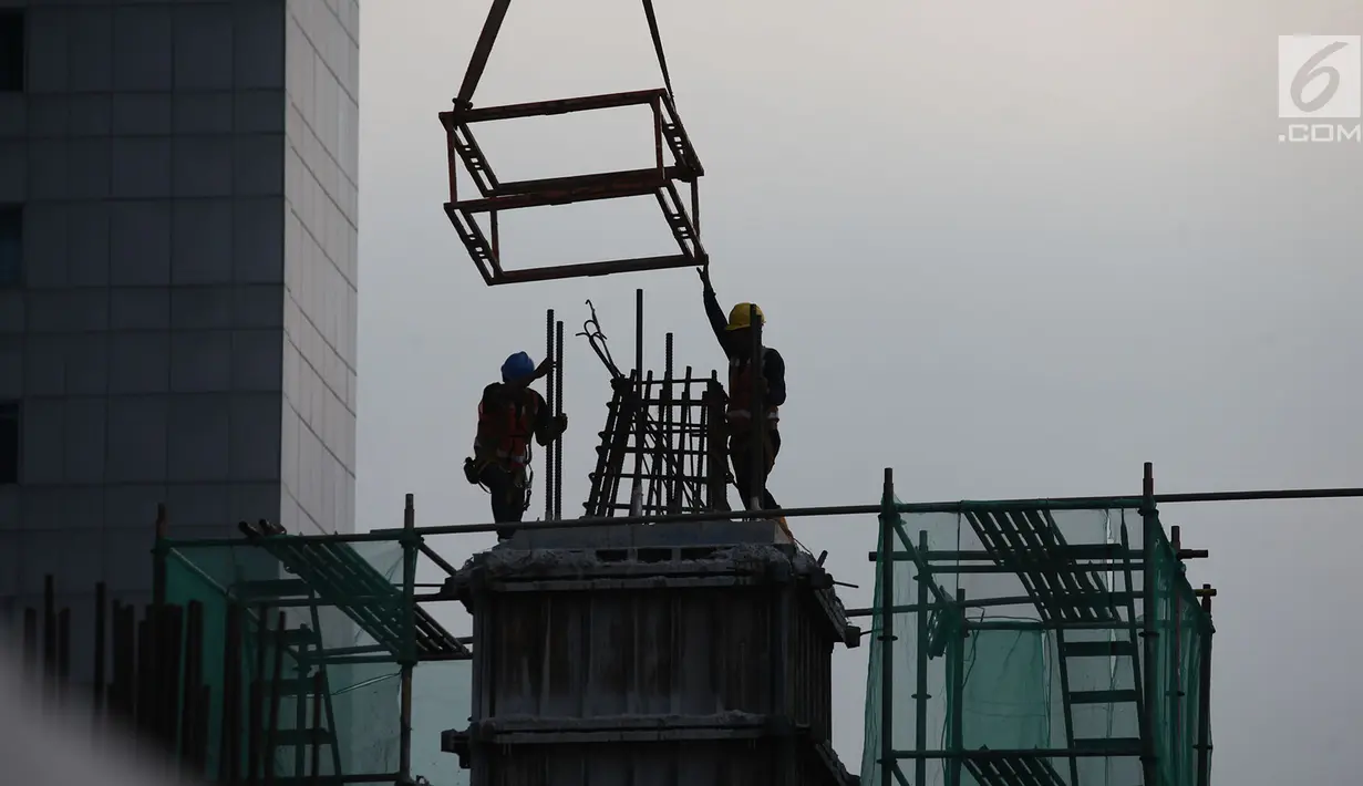 Pekerja menyelesaikan proyek pembangunan gedung dan jalan di Jakarta, Sabtu (10/11). Kementerian Pekerjaan Umum dan Perumahan Rakyat (PUPR) mensertifikasi 3.255 tenaga kerja konstruksi. (Merdeka.com/Imam Buhori)