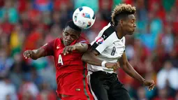 Gelandang Austria, David Alaba (kanan) beradu bola dengan gelandang Portugal William Carvalho saat pertandingan lanjutan piala Eropa 2016 grup F di Parc des Princes, Prancis, (19/6). Portugal bermain imbang 0-0 dengan Austria. (REUTERS/Christian Hartmann)