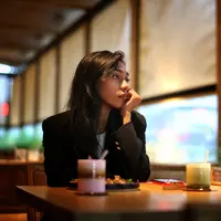 Ilustrasi seseorang merenung karena merasa dijauhi oleh orang-orang di sekitarnya (copyright Fimela/Adrian Putra)