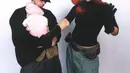 Sedangkan baby Jack mengenakan onesie merah muda untuk menggambarkan tikus mol telanjang peliharaan Ron, Rufus. Gemas! Bagaimana menurutmu penampilan keluarga Bieber ini, Sahabat Fimela? [@justinbieber/@haileybieber].