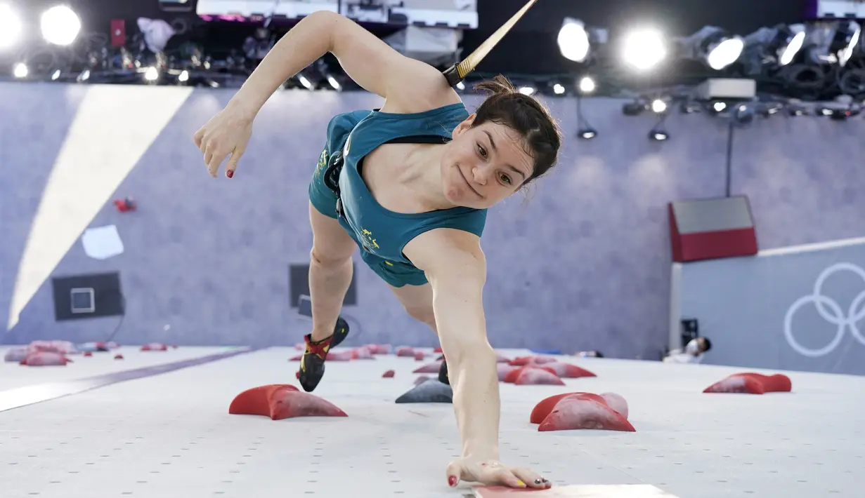 Atlet panjat tebing Australia Oceania Mackenzie saat kualifikasi kecepatan kompetisi panjat tebing putri Olimpiade Tokyo 2020 di Tokyo, Jepang, Rabu (4/8/2021). (AP Photo/Tsuyoshi Ueda/Pool Photo via AP)