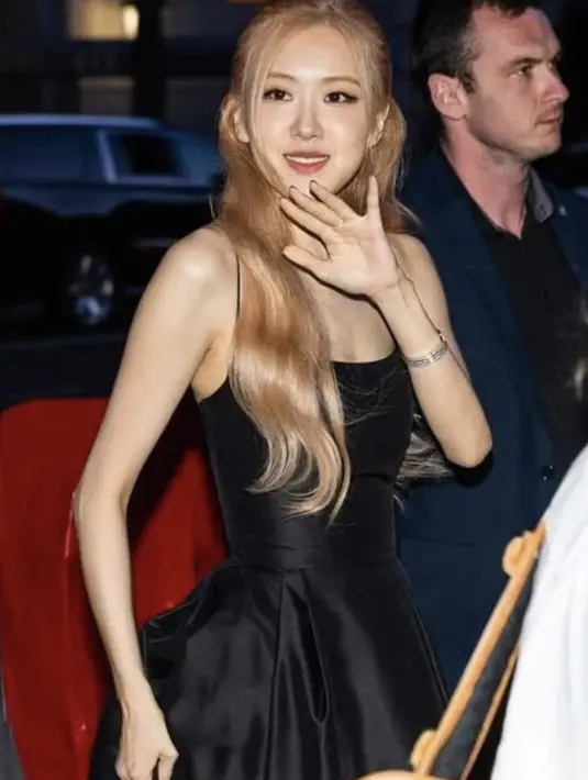 <p>Sedangkan gelang yang menghiasi pergelangan tangannya merupakan koleksi Tiffany Edge Multi-row Bypass Bracelet in Platinum and Yellow Gold with Diamonds. [Foto: Instagram/ Ros&eacute; Blackpink].</p>
