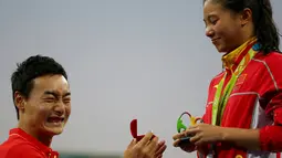 Ekspresi Atlet loncat indah, He Zi dan kekasihnya Qin Kia saat momen lamaran pada Olimpiade 2016 di Rio de Janeiro, Brasil, (14/8). Pasangan kekasih atlet Cina tersebut diketahui telah menjalin asmara selama 6 tahun. (REUTERS/Michael Dalder)