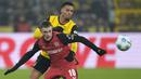 Pemain Bayer Leverkusen, Florian Wirtz (depan) berebut bola dengan pemain Borussia Dortmund, Felix Nmecha pada laga lanjutan Bundesliga 2024/2025 di Signal Iduna Park, Dortmund, Jerman, Sabtu (11/01/2025) WIB. (AP Photo/Martin Meissner)