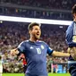 Penyerang Argentina, Gonzalo Higuain (kanan) merayakan gol bersama Ezequiel Lavezzi (tengah) dan Lionel Messi pada pertandingan semifinal Copa America Centenario 2016 melawan Amerika Serikat di Stadion NRG, (21/6). (Kevin Jairaj-USA TODAY Sports)
