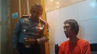 Ayah Banting Anak di Surabaya. (Liputan6.com/Dhimas Prasaja)