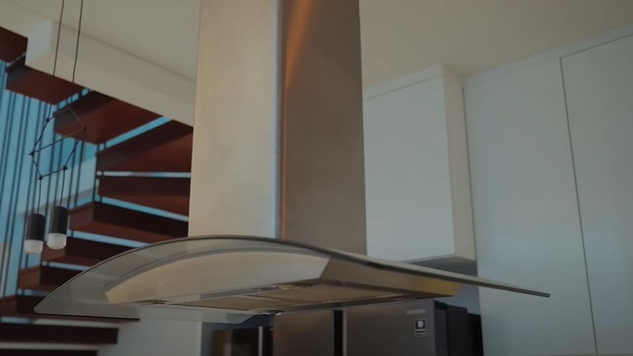 9 Potret Dapur Raditya Dika yang Elegan, Kitchen Island Full Marmer - Ada Tatakan Unik