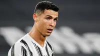 Striker Juventus, Cristiano Ronaldo, tampak Frustrasi usai ditaklukkan AC Milan pada laga Liga Italia di Stadion Allianz, Senin (10/5/2021). AC Milan menang dengan skor 3-0. (AFP/ Isabella Bonotto)
