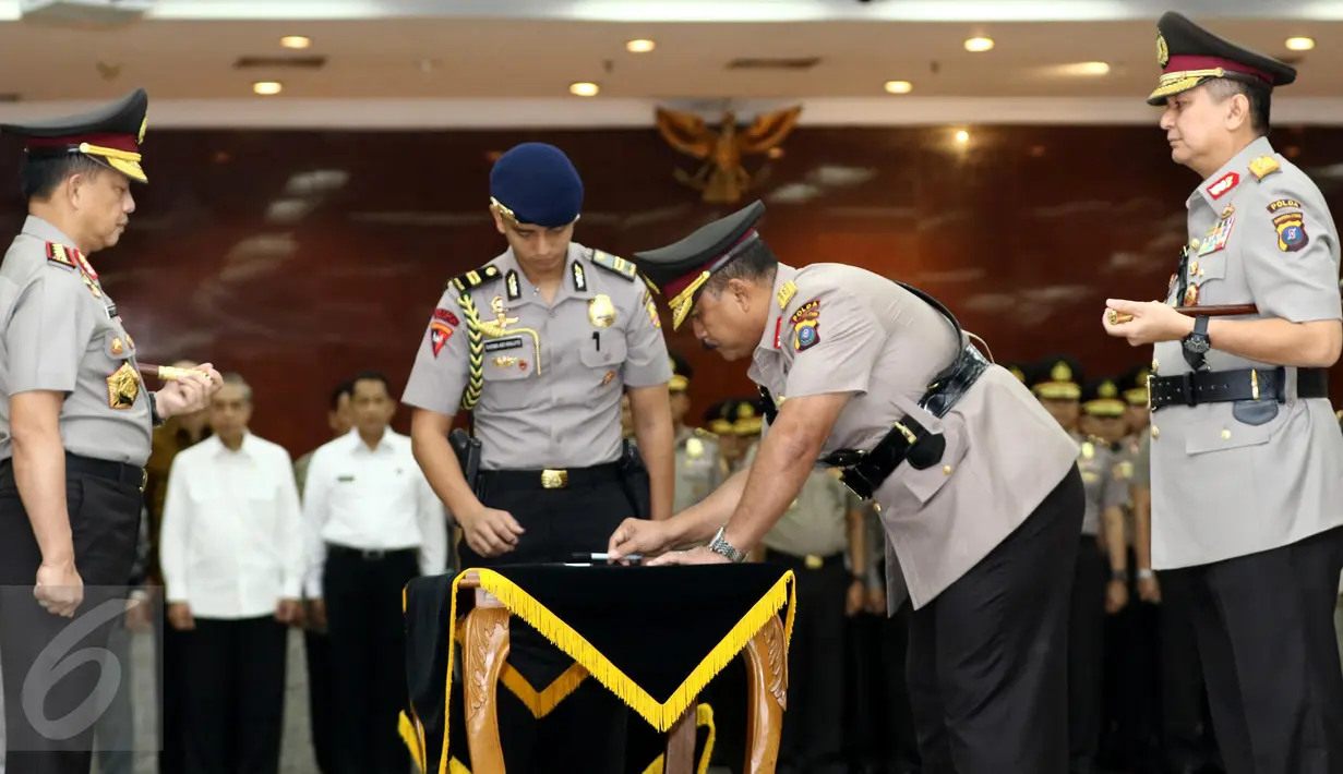 Kapolri Jenderal Tito Karnavian menyaksikan penandatanganan dokumen pelantikan Irjen Raden Budi Winarso, Kapolda Sumut yang diangkat sebagai Widyaiswara Utama Sespim Polri Lemdikpol di Rupatama Mabes Polri, Rabu (12/10). (Liputan6.com/Helmi Afandi)