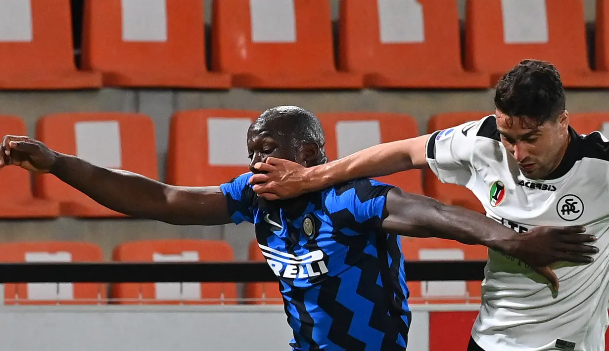 Pemain Inter Milan Romelu Lukaku (kiri) dan pemain Spezia Riccardo Marchizza mengejar bola pada pertandingan Serie A Liga Italia di Stadion Alberto-Picco, La Spezia, Italia, Rabu (21/4/2021). Pertandingan berakhir dengan skor 1-1. (ANDREAS SOLARO/AFP)