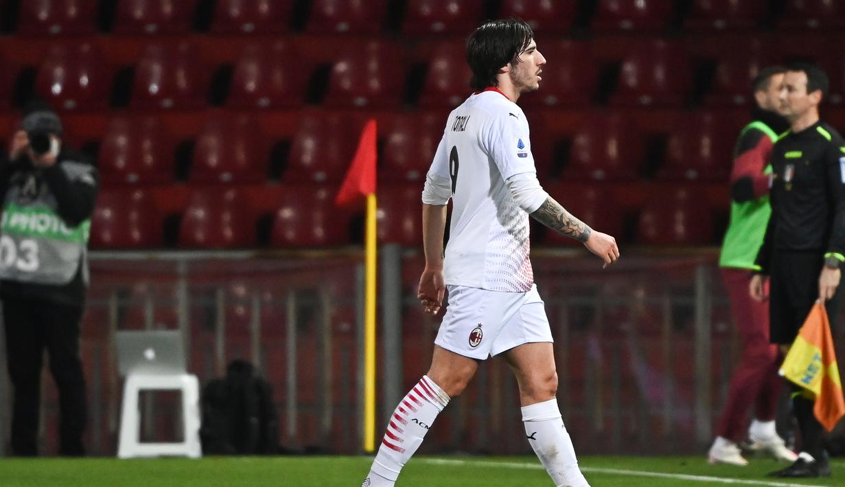 Gelandang AC Milan, Sandro Tonali meninggalkan lapangan usai diganjar kartu merah dalam laga lanjutan Liga Italia 2020/21 pekan ke-15 melawan Benevento di Ciro-Vigorito, Minggu (3/1/2021). AC Milan menang 2-0 atas Benevento. (AFP/Andreas Solaro)