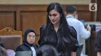Aktris, Sandra Dewi sesaat sebelum memberi kesaksian dalam sidang lanjutan kasus dugaan korupsi tata niaga timah di wilayah Izin Usaha Pertambangan (IUP) PT Timah tahun 2015-2022 di Pengadilan Tipikor, Jakarta, Kamis (10/10/2024). (Liputan6.com/Angga Yuniar)