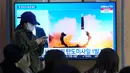 Melansir CNN, Militer Korea Selatan menginformasikan rudal ditembakkan dari daerah Dongchang-ri di Provinsi Pyongan Utara dan mendarat di laut antara Semenanjung Korea dan Jepang. (AP Photo/Ahn Young-Joon)