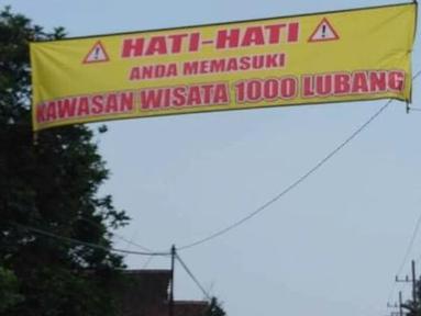 Jalan berlubang jadi kawasan wisata 1.000 lubang nih. (Source: Instagram/@wkwkland_real)