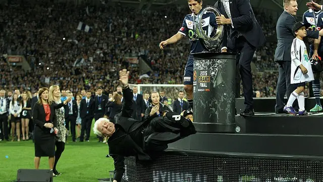 Insiden Memalukan Pejabat Sepakbola Australia Jatuh dari Podium