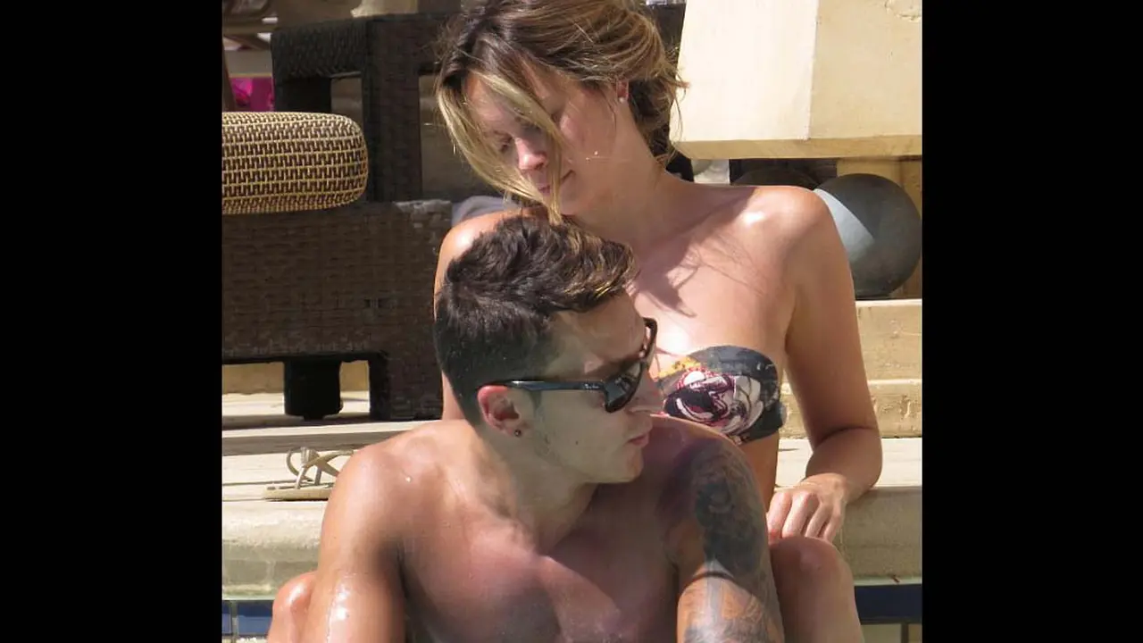 Mesut Ozil Tampil Mesra Bareng Pacar Saat Liburan 