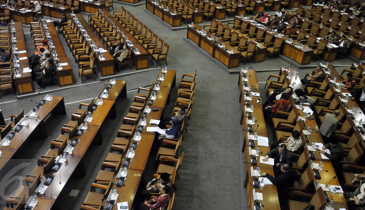 Sejumlah anggota dewan menghadiri sidang paripurna Jakarta, Kamis (28/7). Sidang Paripurna ini mengesahkan RUU Paten & Tim Pengawas Vaksin Palsu.(Liputan6.com/Johan Tallo)