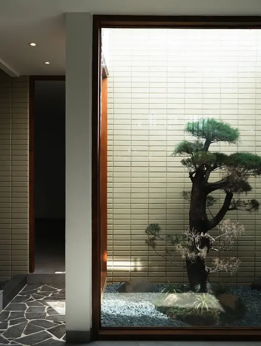 Dapur Keisya juga didominasi oleh elemen kayu, membuatnya terlihat sederhana namun tetap elegan dan nyaman. Kesan natural dan hangat benar-benar terasa di setiap sudut rumahnya. Bisa dibayangkan betapa menyenangkannya memasak di dapur yang sejuk dan menenangkan seperti ini. (Liputan6.com/IG/@keisyalevronka)