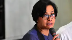 Mantan Menkeu Sri Mulyani Indrawati ketika memberi keterangan kepada wartawan usai diperiksa Bareskrim Polri di Gedung Kementerian Keuangan, Jakarta, Senin (8/6). Sri Mulyani diperiksa sebagai saksi kasus dugaan korupsi penjualan kondensat. (Liputan6.com/
