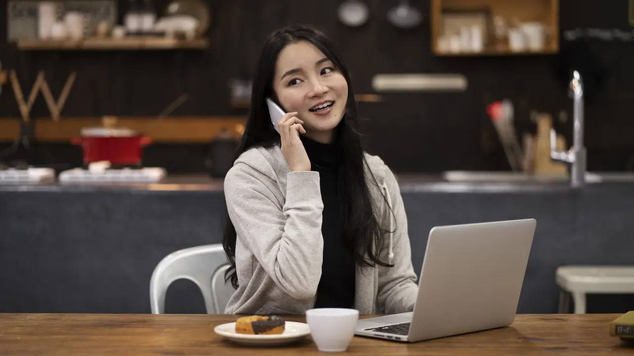 wanita september kerja remote