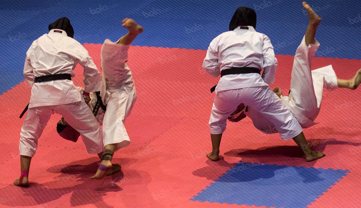 Penampilan tim kempo beregu putri DKI Jakarta pada kelas embu. Para atlet kempo ini memiliki kemampuan membanting dengan teknik yang baik. (Bola.com/Vitalis Yogi Trisna)