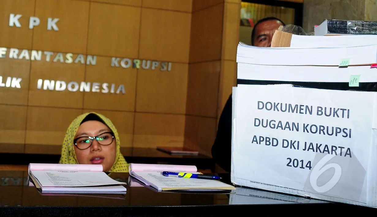 Sebuah kardus berisi dokumen bukti dugaan korupsi APBD DKI 2014 yang akan diserahkan ke KPK, Jakarta, Kamis (26/3/2015). ICW membawa tiga kardus yang berisi dokumen terkait dugaan korupsi penggunaan APBD pada tahun 2014. (Liputan6.com/Yoppy Renato)