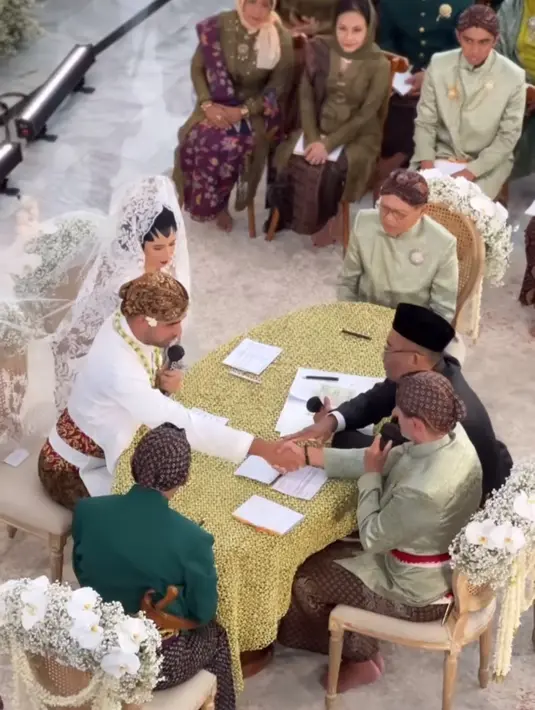 Momen ijab qabul jadi hal paling mendebarkan di pernikahan yang digelar Minggu (25/8/2024) kemarin. Ayah Nadine sendiri jadi wali nikah. Meski punya logat warga negara asing ia tetap lancar melantunkan kalimat akad nikah. Terlihat secarik kertas jadi panduan Daniel Kaiser.  (Liputan6.com/IG/@nadiepascale)