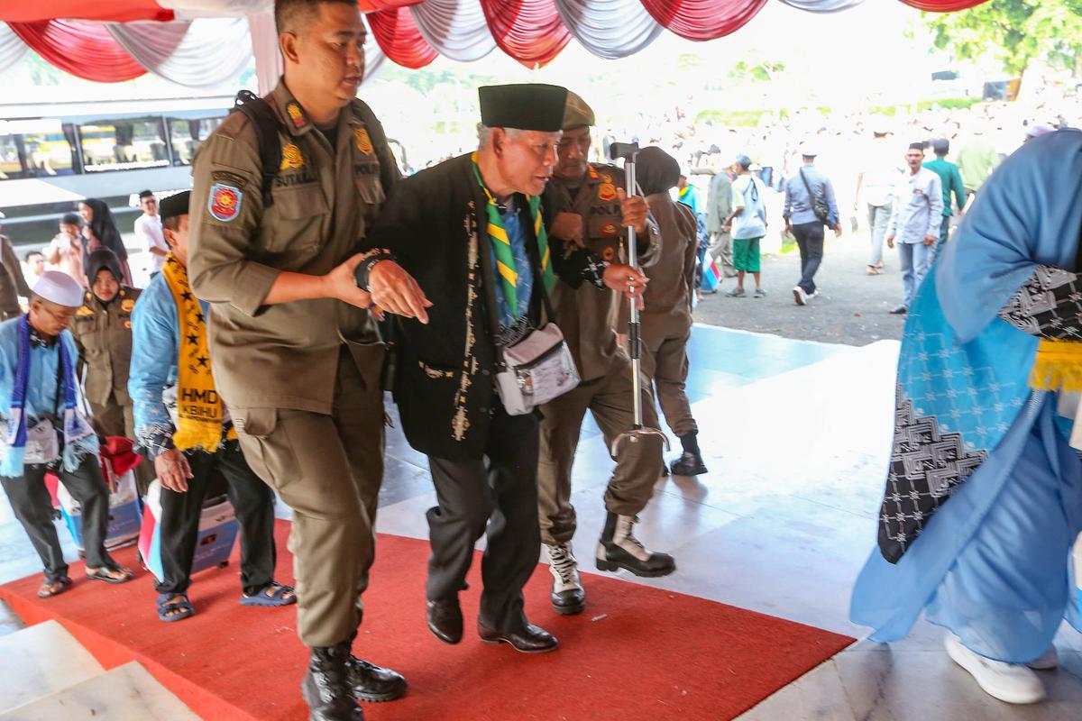 FOTO: Peluk Perpisahan Iringi Keberangkatan Jemaah Haji Bogor