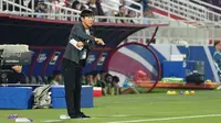 Pelatih Timnas Indonesia U-23, Shin Tae-yong memberi instruksi kepada pemainnya saat menghadapi Yordania U-23 pada laga ketiga Grup A Piala Asia U-23 2024 di Abdullah bin Khalifa Stadium, Doha, Qatar, Minggu (21/4/2024). (Dok. PSSI)