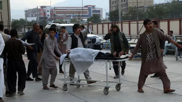 Ledakan bom di dekat gerbang masuk sekolah perempuan Sayed Al-Shuhada, Afghanistan. (AP: Rahmat Gul)