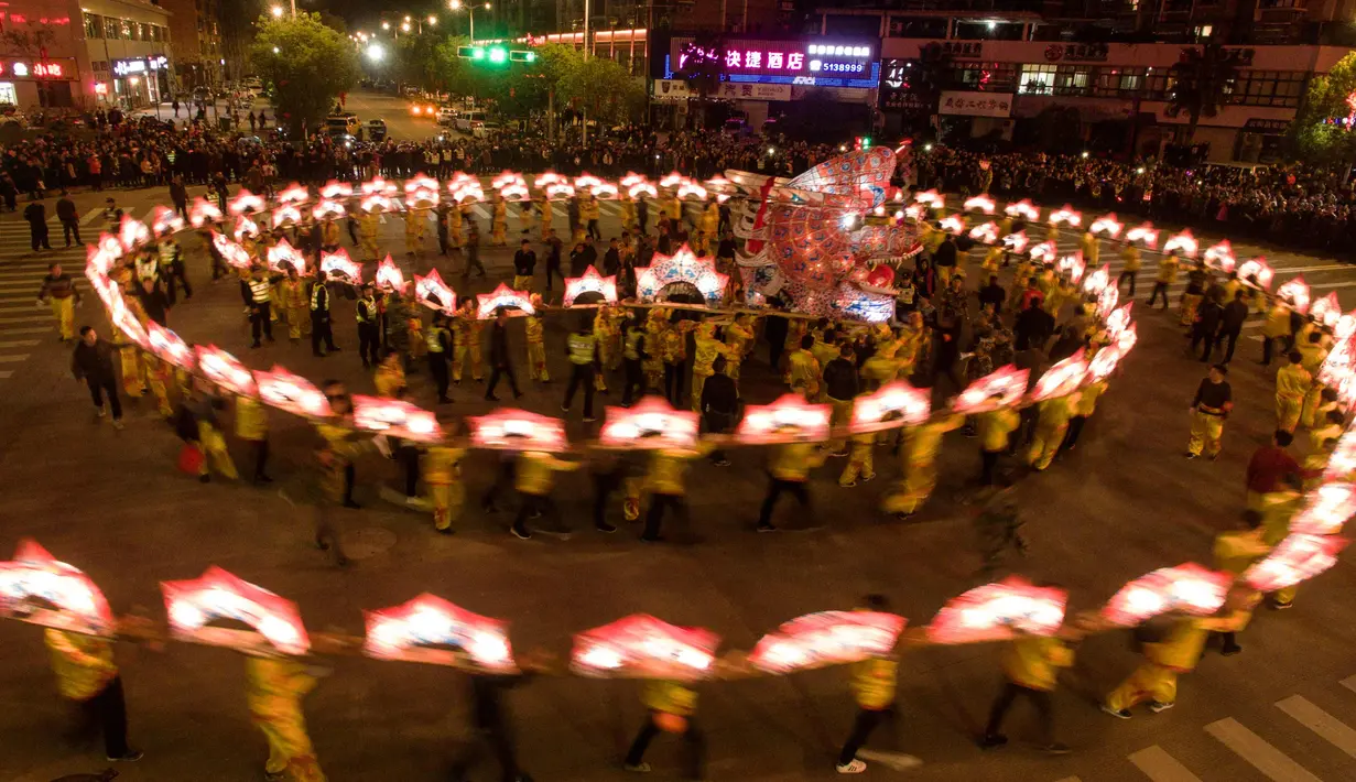 Tarian naga dipertunjukan selama festival lentera China di Yunhe di provinsi timur China Zhejiang (1/3). Festival ini jatuh pada 2 Maret, yang menandai berakhirnya perayaan untuk periode Tahun Baru Imlek. (AFP Photo)