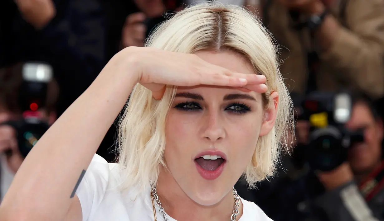 Tingkah Kristen Stewart saat sesi pemotretan untuk film "Cafe Society" sebelum pembukaan Festival Film Cannes ke-69 di Cannes, Prancis, 11 Mei 2016. (REUTERS / Eric Gaillard)
