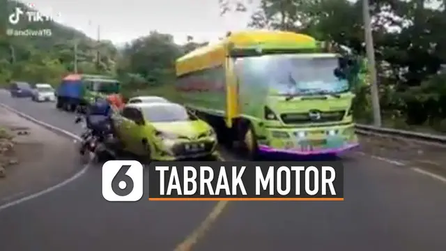 Tabrakan pun terjadi membuat pengendara motor terpental ke samping jalan.