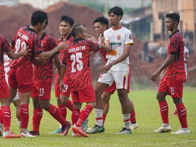 Persija Jakarta menggelar laga uji coba perdana menjelang bergulirnya Liga 1 musim 2023/2024 dengan melumat Persipu FC dengan skor 8-0 di Persija Training Center, Nirwana Park, Bojongsari, Depok, Sabtu (10/6/2023) sore WIB. Kedelapan gol Macan Kemayoran dicetak melalui brace dua pemain, Witan Sulaeman dan Sandi Samosir, serta masing-masing satu gol dicetak oleh Riko Simanjuntak, Hanif Sjahbandi, Ryo Matsumura dan Dandi Maulana. (Dok. Persija)