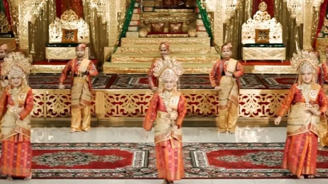 Tarian tradisional yang satu ini hingga kini masih dimainkan masyarakat setempat sebagai bentuk hiburan.
(Foto : youtube/addStory