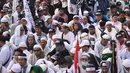 Umat muslim mengikuti aksi reuni 212 di kawasan silang Monas, Jakarta, Minggu (2/12). Bendera dan panji-panji terlihat diusung para peserta aksi reuni akbar 212. (Liputan6.com/Herman Zakharia)