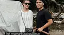 Kenakan outfit hitam putih, Aaliyah Massaid dan Thariq Halilintar tampil saling melengkapi. Aaliyah padukan dress abaya putih dengan sling bag Chanel dan sandal Hermes. Sementara Thariq pilih tampil simple dengan serba hitam. [@aaliyah.massaid]
