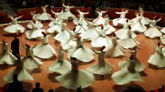 Para penari Sema berputar-putar saat tampil dalam upacara ritual peringatan 743 tahun kematian Maulana Jalaluddin Rumi di Konya, Turki (7/12). Tarian Sema merupakan tarian sufi yang sangat religius dari Timur Tengah. (Reuters/Murad Sezer)