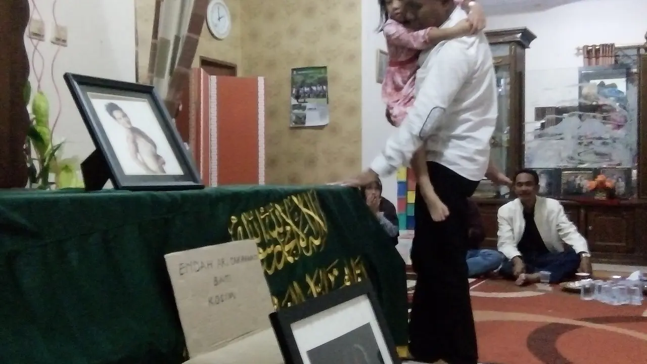 Jenazah WNI Endah, korban kecelakaan pesawat di Perth, Australia, tiba di kediamannya di Serang, Banten. (Liputan6.com/Yandhi Deslatama)