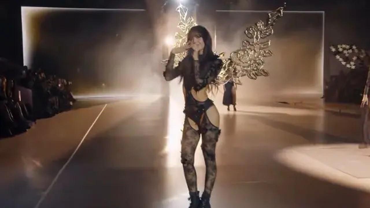 Adu Gaya Lisa BLACKPINK dan Gigi Hadid di Runway Victoria's Secret yang Kembali Setelah 6 Tahun Absen