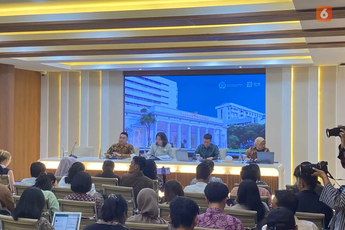 Pelaksana Tugas Direktur Perlindungan WNI Kemlu RI Heni Hamidah dalam konferensi pers di Jakarta, Kamis (16/4/2026), menyampaikan bahwa KBRI di Lebanon terus memantau perkembangan situasi dan keberadaan WNI. (Dok. Liputan6.com/Teddy Tri Setio)