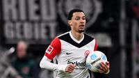 Penyerang Frankfurt asal Prancis #11, Hugo Ekitike, merayakan golnya dalam pertandingan divisi satu Bundesliga Jerman antara Eintracht Frankfurt dan Bayer 04 Leverkusen di Frankfurt pada 1 Maret 2025. (Kirill KUDRYAVTSEV/AFP)