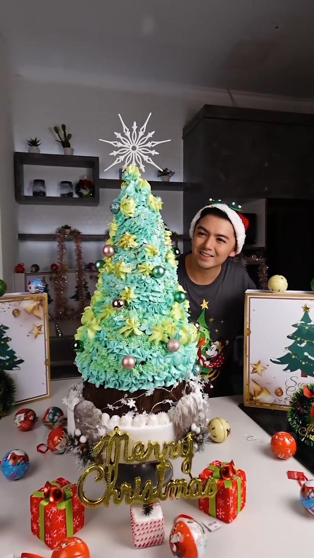 Nicky Tirta Bagikan Video Buat Kue Ukuran Besar Bentuk Pohon Natal, Banjir Pujian