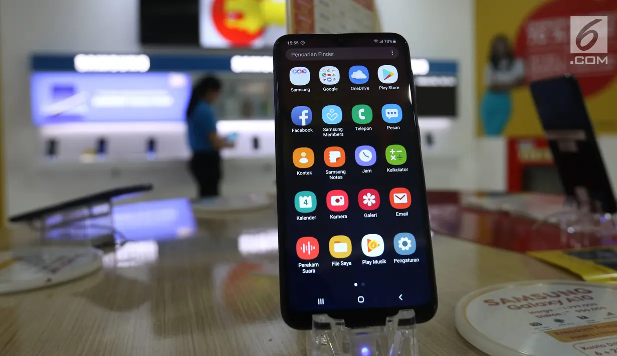 Handphone/smartphone terpajang di salah satu gerai di Jakarta, Kamis (7/4/2019). Kementerian Perindustrian, Kementerian Perdagangan, dan Kementarian Komunikasi dan Informatika masih terus menggodok aturan pemblokiran ponsel ilegal atau black market. (Liputan6.com/Angga Yuniar)